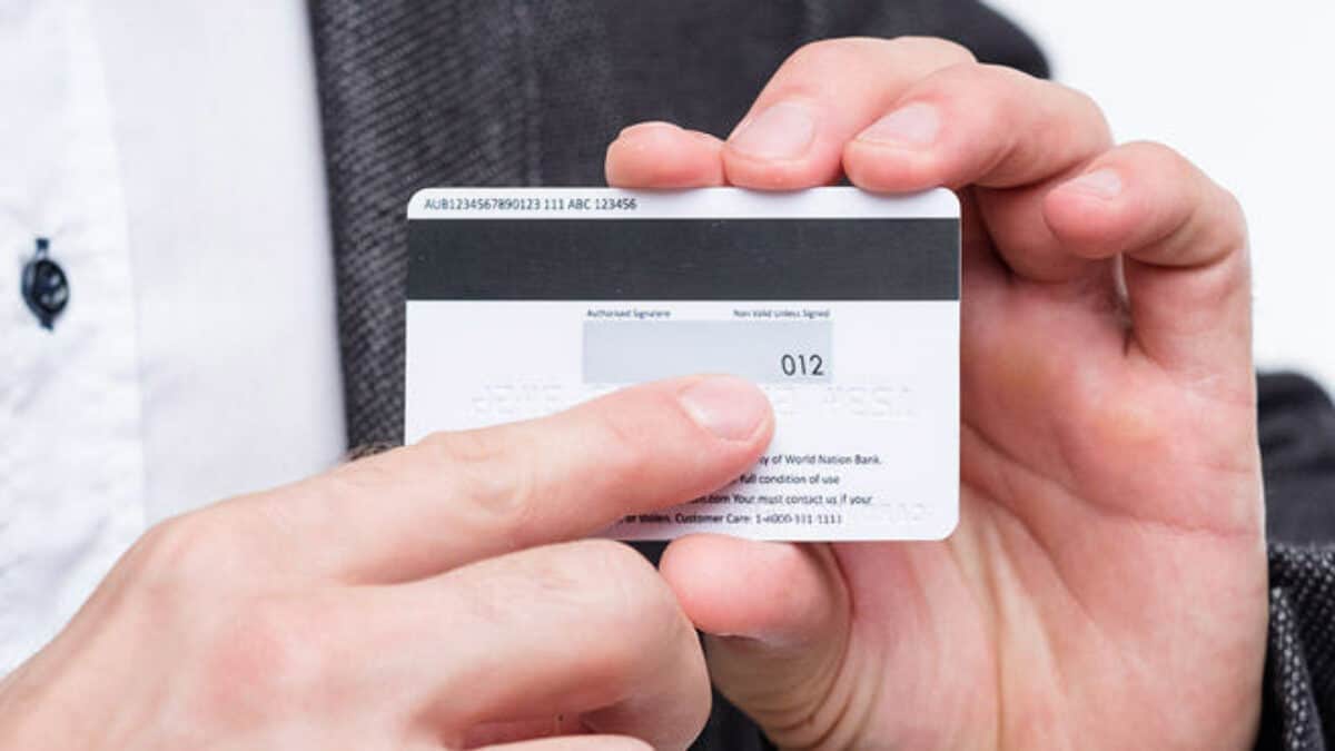 Can Cvv be skimmed? Leia aqui How do you tell if your card is being