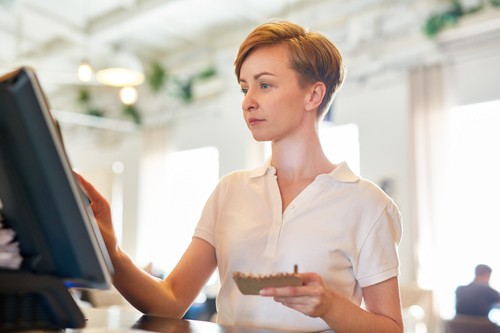 Server-Using-Point-of-Sale_500x333 Server-Using-Point-of-Sale_500x333