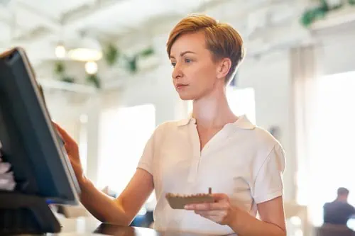Server-Using-Point-of-Sale_500x333 Server-Using-Point-of-Sale_500x333