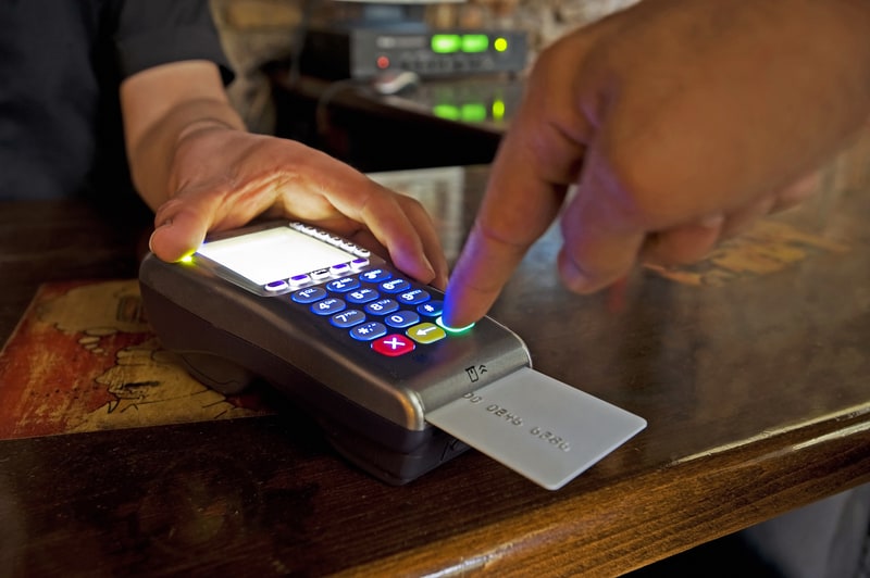 paying-with-credit-card-18929847