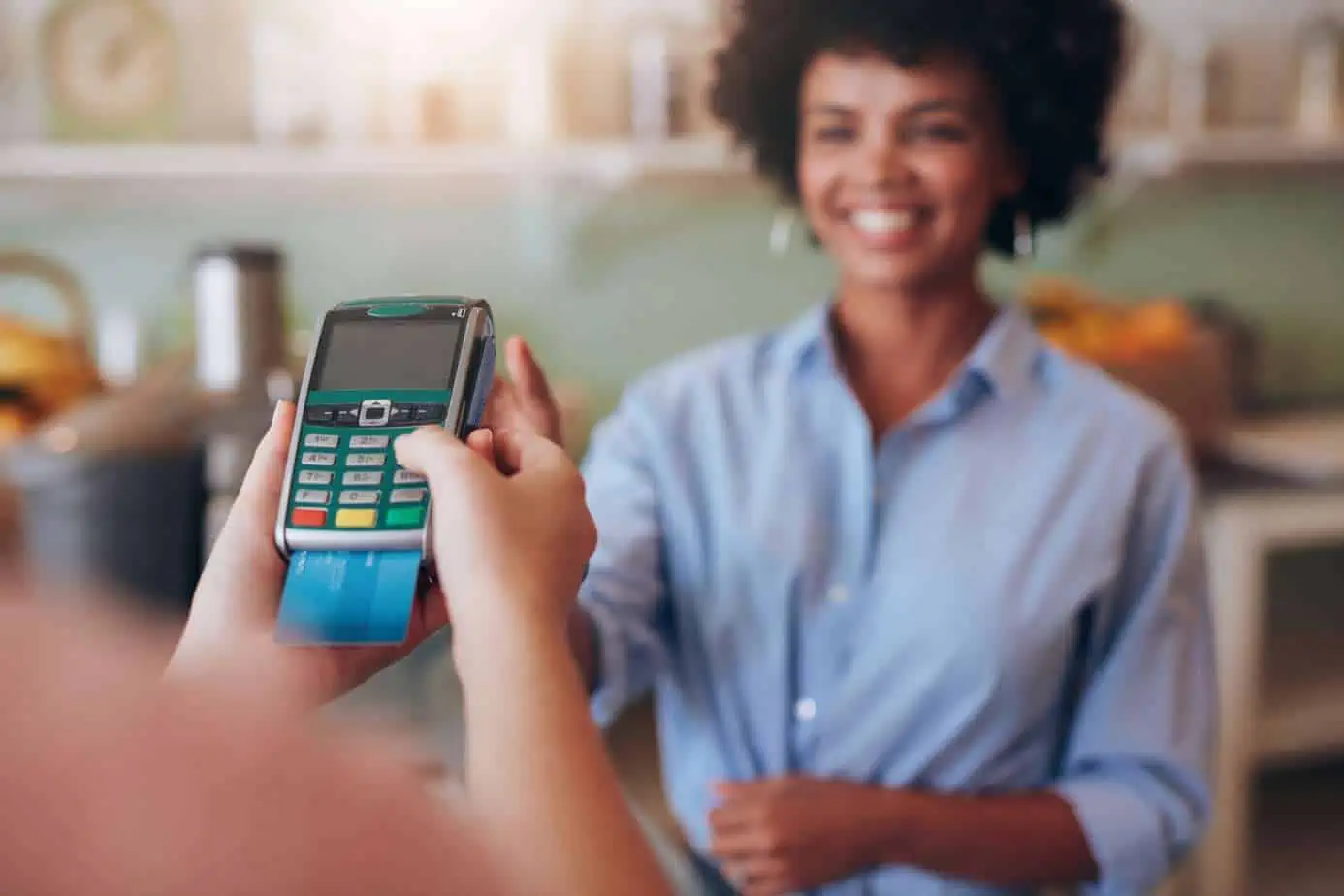 female-customer-paying-by-credit-card-at-juice-bar-PZRH725 female-customer-paying-by-credit-card-at-juice-bar-PZRH725