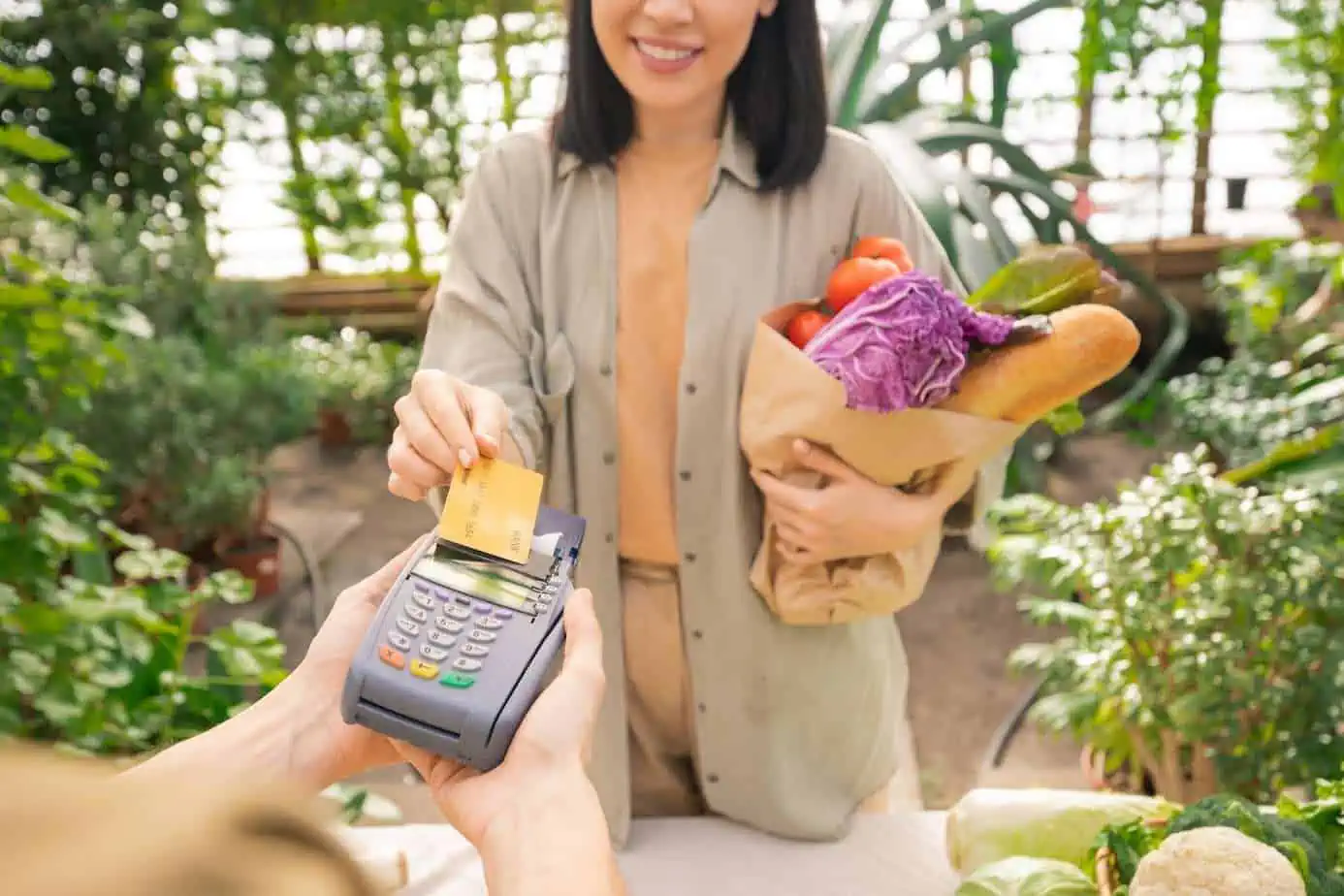 paying-for-organic-food-with-credit-card-EEMXDU5 paying-for-organic-food-with-credit-card-EEMXDU5