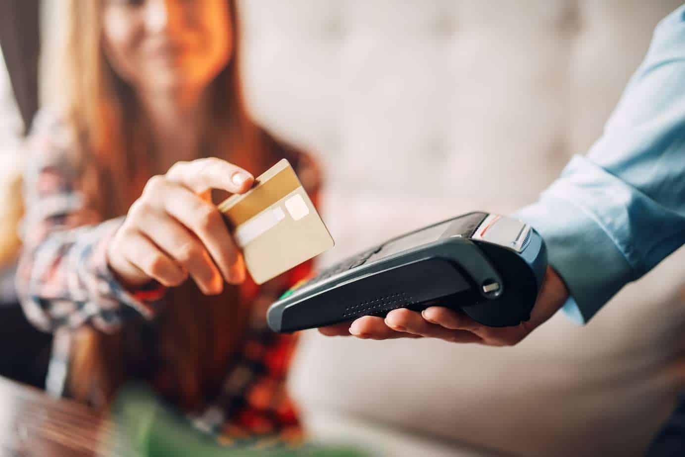 young-woman-paying-with-credit-card-in-cafe-H4U3T25 young-woman-paying-with-credit-card-in-cafe-H4U3T25